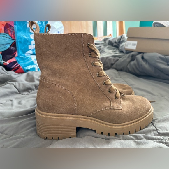 Crown Vintage Boots - Picture 1 of 5